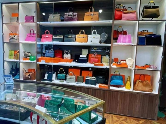 李怡店内的爱马仕墙