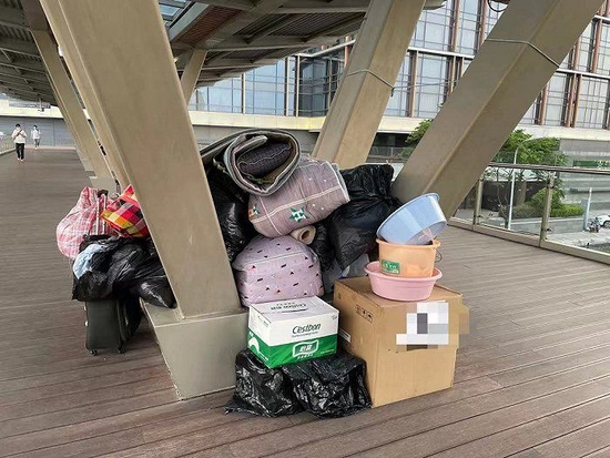 　一些滞留者的行李堆放在虹桥火车站天桥上。摄影：周姝祺