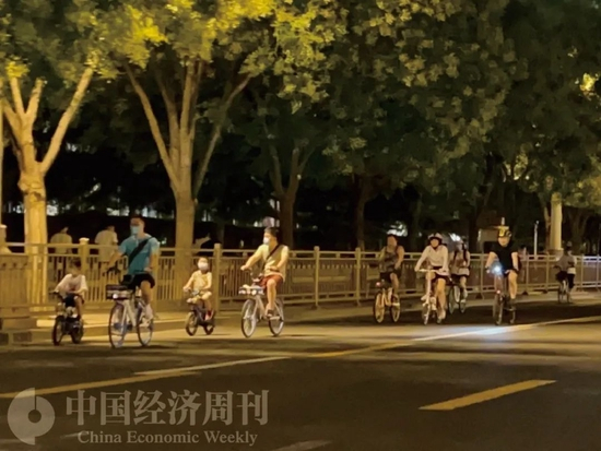 　　夏日骑行受青睐。摄影：《中国经济周刊》记者马铭悦