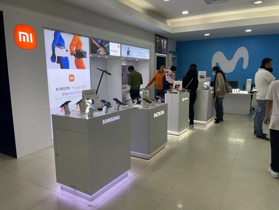 西班牙电信阿根廷 Movistar 门店中的手机品牌