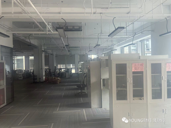 每日优鲜三楼办公室，法务部资产的柜子中似乎是空的