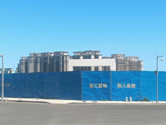 被工业围挡拦起来的海花岛39栋，时代财经/摄