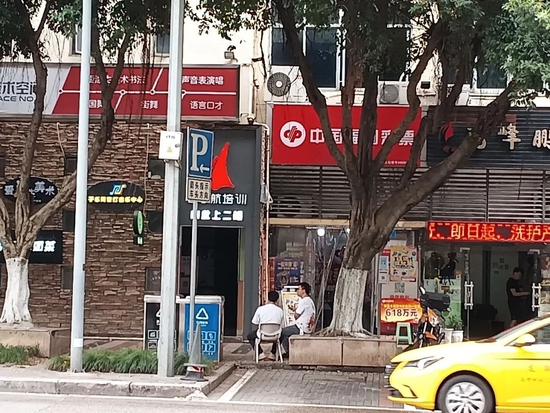 （在楼下亲自“盯梢”的校区校长 《中国经济周刊》记者石青川|摄）