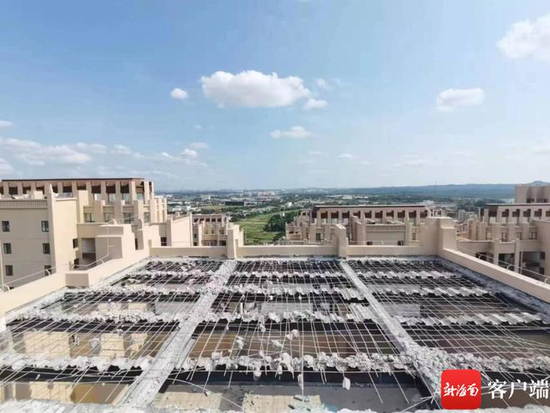 当地媒体报道海口恩祥新城北大华府小区违建被拆除的情形。