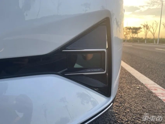 ▲小鹏P5前侧激光雷达