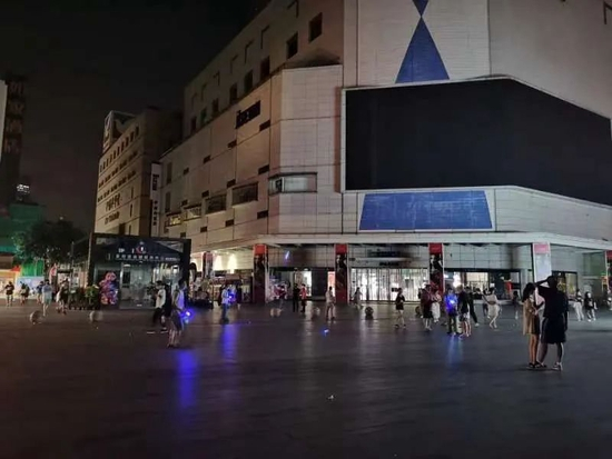 限电后的春熙路夜景