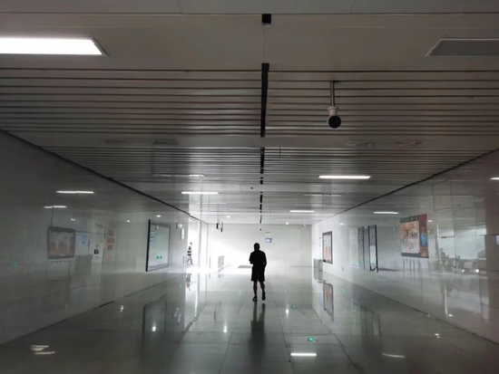 双流机场2号航站楼的地铁站，出口附近通道关掉2/3的照明灯