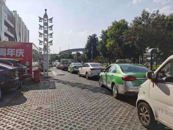 充电站外排起长长的车队