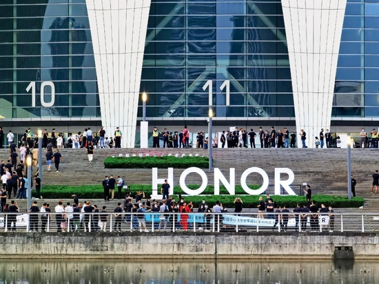 2021年6月16日，荣耀50系列新品手机在上海举行发布会。图/视觉中国