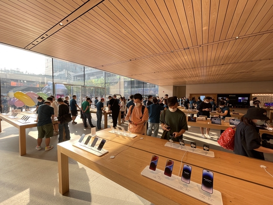 苹果店内展示最新的iPhone 14系列新机。&nbsp;&nbsp;&nbsp;澎湃新闻记者 秦盛 图