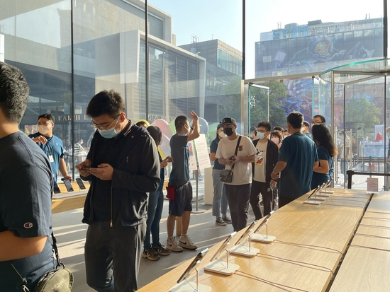 苹果三里屯店排队取机器的人群。&nbsp;&nbsp;澎湃新闻记者 秦盛 图