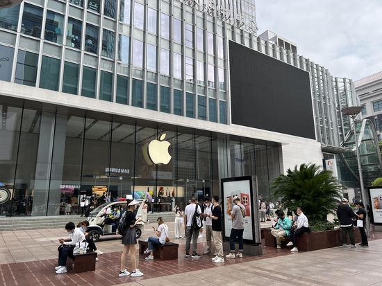 苹果南京东路店门口iPhone 14系列开卖现场。&nbsp;&nbsp;澎湃新闻记者 周玲 图