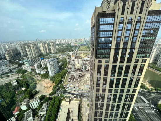 高楼的前方为海口双子塔南塔项目工地。陈标志/摄