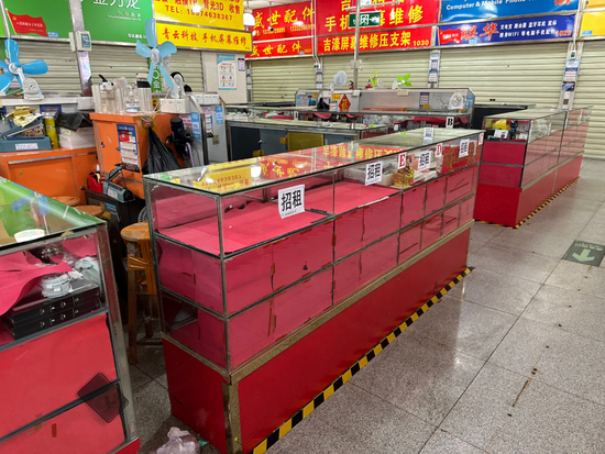 飞扬时代大厦内等待招租的柜台。&nbsp;图片来源：每经记者&nbsp;王晶 摄