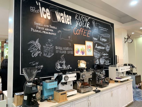 广东顺德咖啡机生产企业的展台，记者王珍拍摄