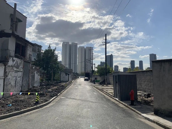 西侧白色高层即八埭头滨江园 每经记者 包晶晶 摄