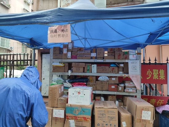 某小区门口设置的快递临时放置点