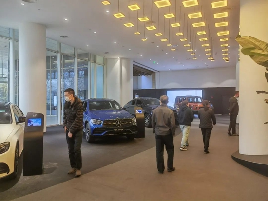 ▲京顺路门店顾客都在了解燃油车
