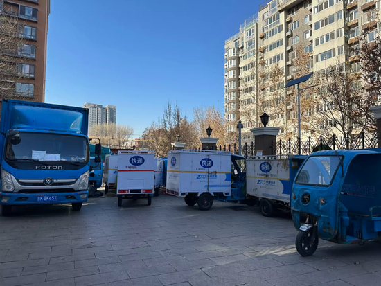 图/北京市朝阳区某中通快递站点，整齐停着的快递配送车 　　来源/燃次元拍摄