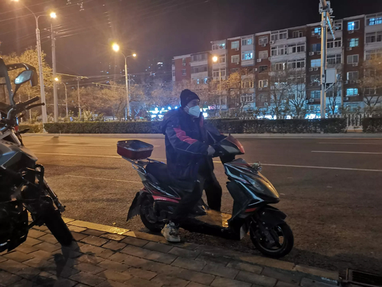 图/晚上开始送外卖的小贾 　　来源/燃次元拍摄