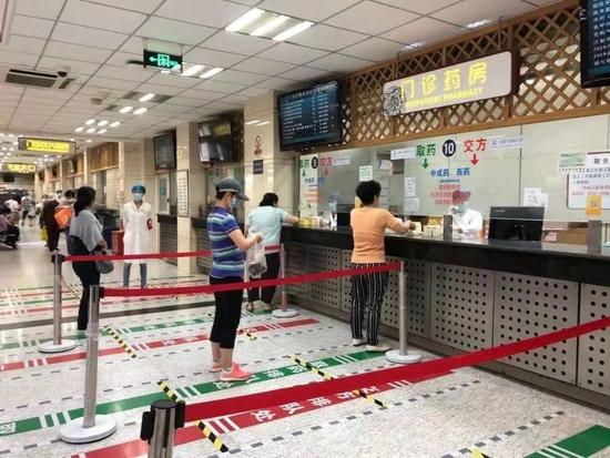 北京中医医院门诊药房，患者正在有序排队等待取药。北京中医医院供图