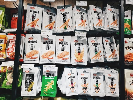 货架上的卫龙辣条。/图虫创意