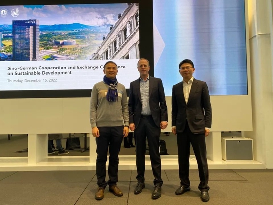 |与德国Neuman Aluminium公司总经理Jan Quast、德国中国商会副主席周鸿图洽商项目来华并合影留念