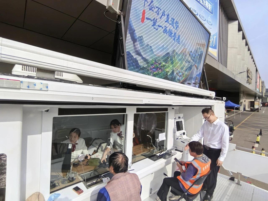 ▲ 工行山东分行流动银行车提供便民金融服务