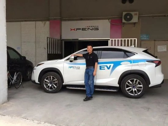 2015 年何小鹏与小鹏第一代试制车合影，两年后他正式加入小鹏，任董事长、CEO。