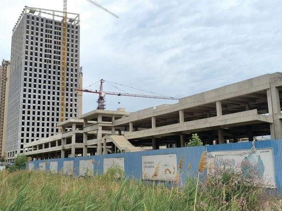 福山中传国际文化交流中心项目施工停滞 （图片来源：王少杰 摄）