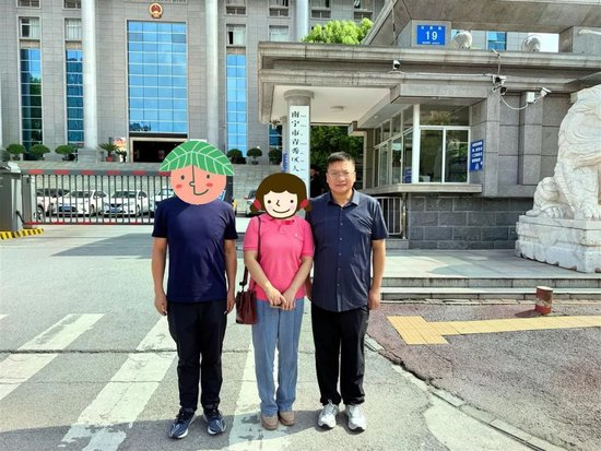 ▲周兆成律师和储户代表（受访者供图）