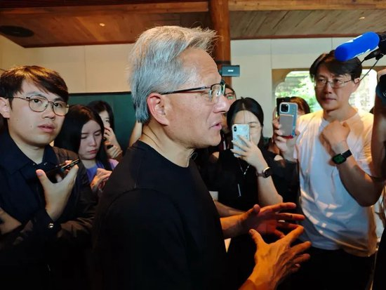  （7月16日下午黄仁勋在北京接受《财经》等媒体采访 摄影/吴俊宇）