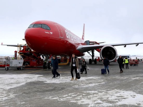 2025年3月18日，人们乘坐飞机抵达丹麦自治领地格陵兰岛首府努克。新华社记者赵丁喆摄