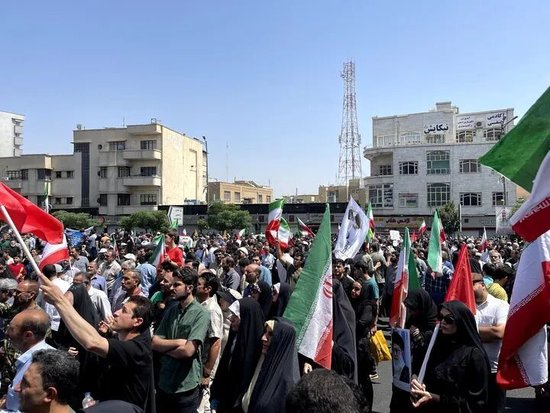  2025年6月20日，在伊朗首都德黑兰，民众集会抗议以色列对伊朗发动袭击。新华社发