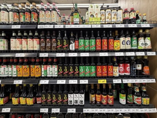 ▲西安某大型连锁商超酱油货架，售卖多款“减盐酱油”