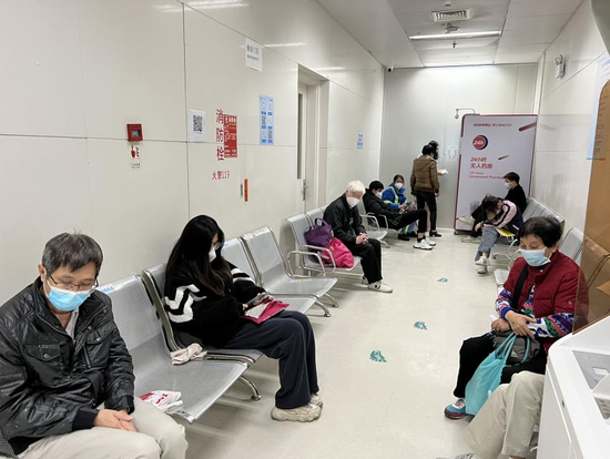 广州二院发热门诊其中一个候诊室（陈月芹/摄）