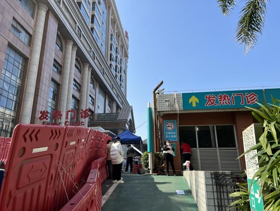 12月10日上午10时广州医科大学珠江医院的发热门诊的分诊台（陈月芹/摄）