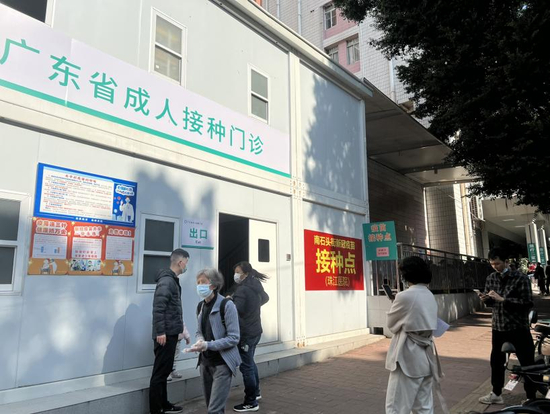 12月10日10时许，广州医科大学珠江医院的疫苗接种点约有80余人在排队（陈月芹/摄）