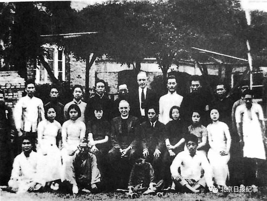 马吉和难民医院职员及病人的合影。