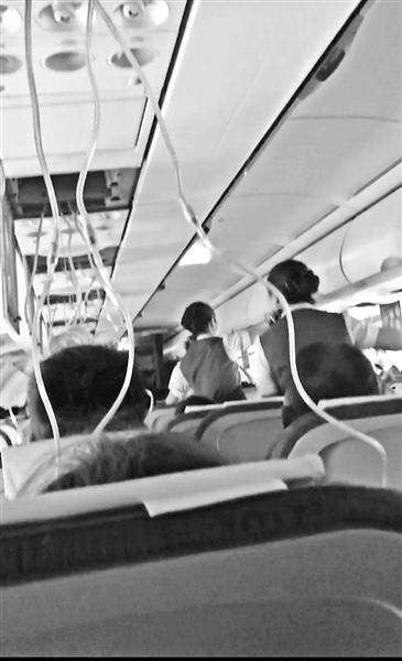 只听“轰”的一声，氧气面罩迅速垂下供图/旅客