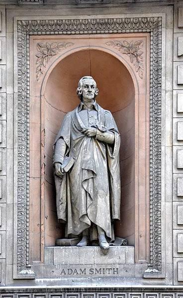 位于伦敦伯灵顿公园的亚当·斯密雕像（来源：commons.wikimedia.org）