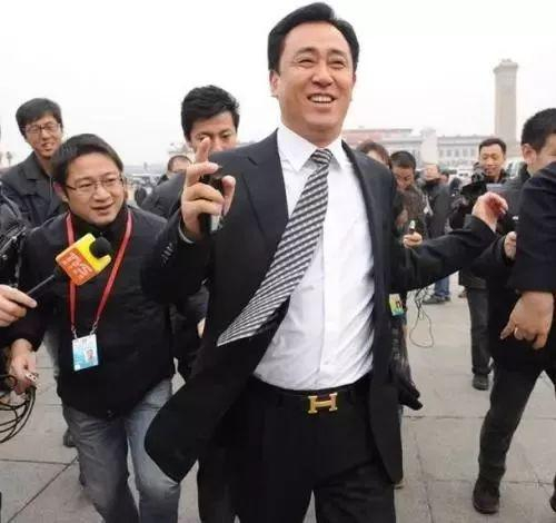 许家印两会一路小跑