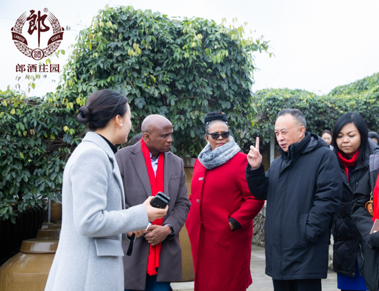 郎酒集团董事长汪俊林（右二）与莱索托驻华大使肯尼思·拉巴莱（左二）热情交流