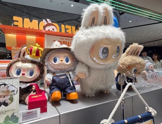 泡泡玛特成都悠方店里陈列的玩偶 每经记者 何强 摄