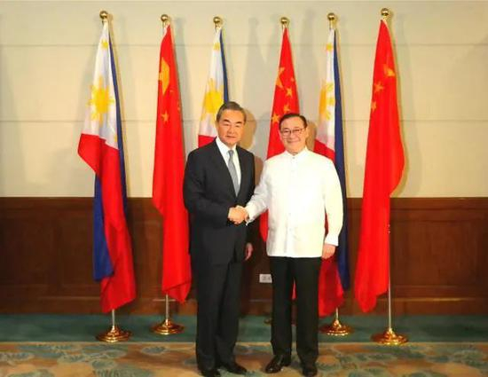  ·洛钦（右）与王毅会面。