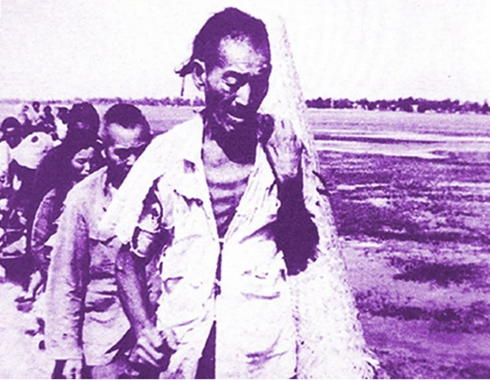 　△1954年淮河流域大洪水，受灾群众撤离家园。