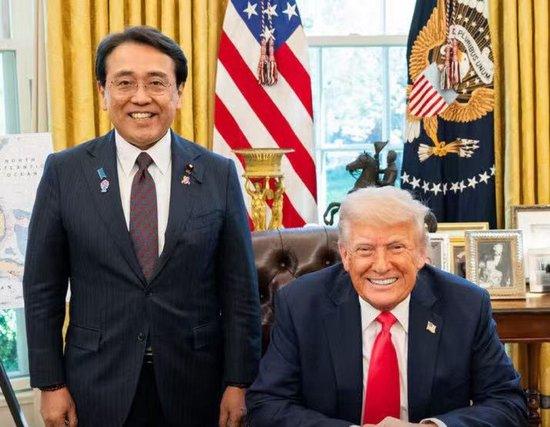 当地时间4月16日，赤泽亮正与特朗普在白宫会面。图自特朗普社交媒体账号