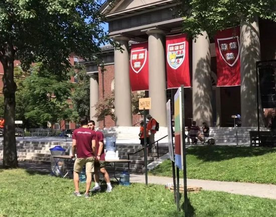 相当一部美国人认为，以哈佛大学所拥有的资源，哈佛有责任挺身而出，捍卫自己，捍卫高等教育。摄/金焱