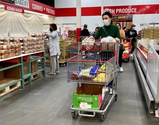 随着战争的继续，粮食短缺，尤其是谷物和植物油短缺的可能性越来越大，将导致更多国家转向贸易限制。摄《财经》记者金焱