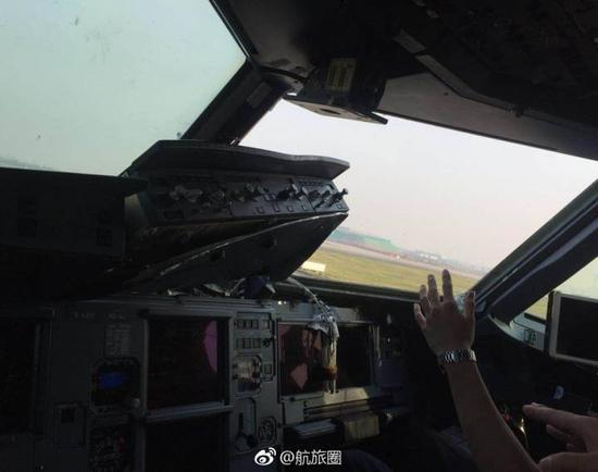 降落后可以看到副驾驶前面风挡玻璃丢失